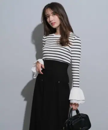 플레어 소매 자수 니트