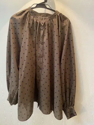 브라운 도트 무늬 긴팔 셔츠