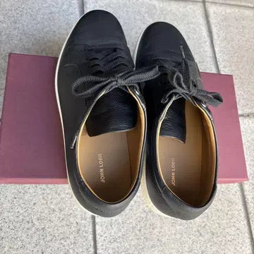 JOHN LORI 블랙 가죽 스니커즈