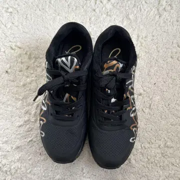 SKECHERS