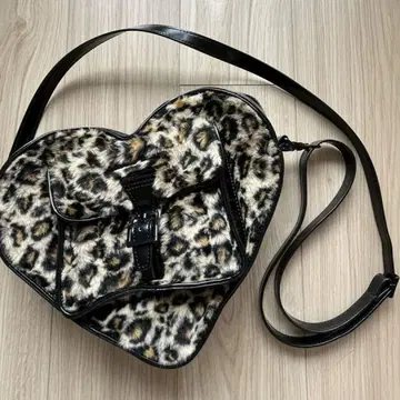 닥터마틴 하트 백 레오파드