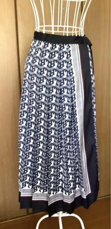 타미힐피거 스커트