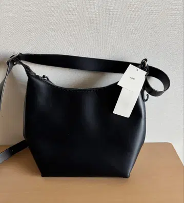Uniqlo 레더 터치 스퀘어 숄더백