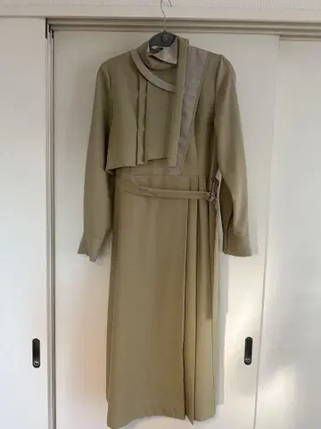베이지 비대칭 옷깃 긴팔 원피스