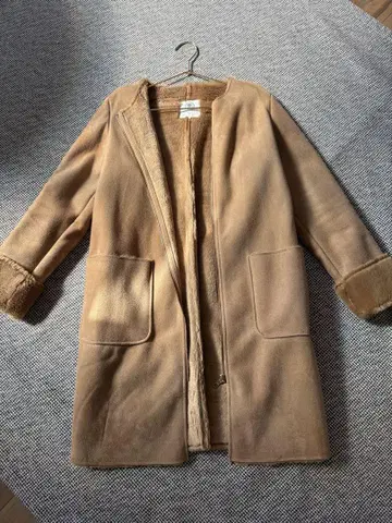 Lugnoncure 베이지 무스탕 코트