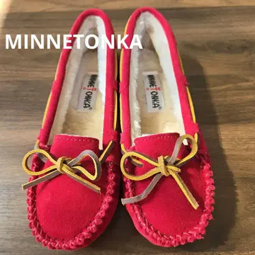 MINNETONKA 빨간색 스웨이드 모카신 리본 포함
