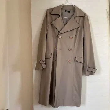 베이지 더블 브레스트 트렌치코트