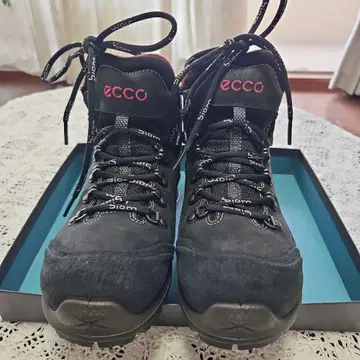 ECCO Biom 방수 등산화 블랙