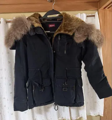 퍼 달린 블랙 코트