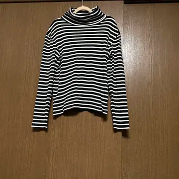 르 미노르 터틀넥 긴팔 T셔츠 블랙/화이트 스트라이프