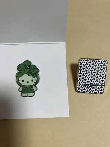 오사카 간사이 만박 일본관 핀 배지 2개 헬로키티 카사노리 파빌리온 핀즈