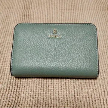 새상품 미사용품 FURLA 까멜리아 M 컴팩트 지갑 미네랄 그린