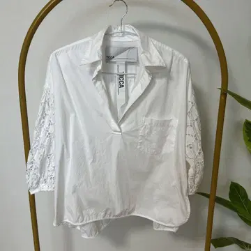 새상품급 TICCA 풀오버 레이스 슬리브 블라우스 화이트 프리