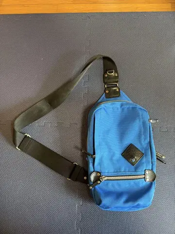 파란색 나일론 소재 슬링백