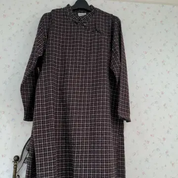 브라운 계열 체크 무늬 긴팔 롱 원피스