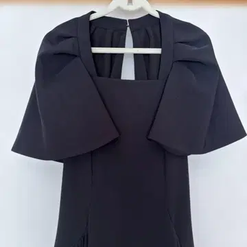 프레이 아이디 블랙 스퀘어 넥 롱 원피스