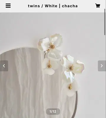 twins / White 꽃 모티브 귀찌