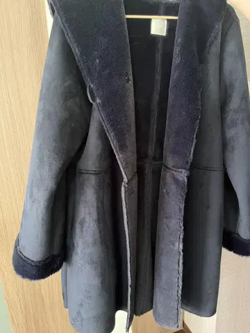 후드 부착 다크 블루 무스탕 코트