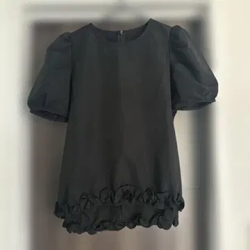 프릴 달린 블랙 상의