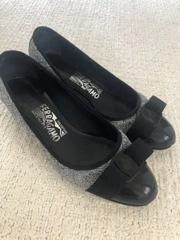 Ferragamo 리본 포함 발레 슈즈 블랙/실버