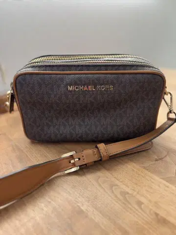 MICHAELKORS 모노그램 컴팩트 숄더 카메라백 골드