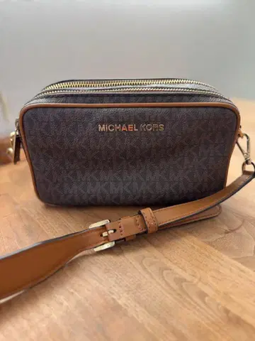 MICHAELKORS 모노그램 컴팩트 숄더 카메라백 골드