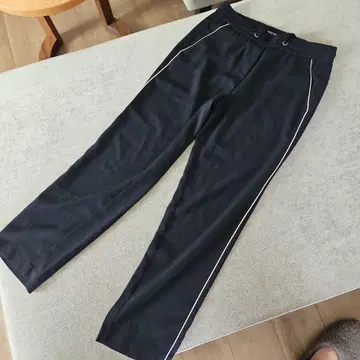 MARCCAIN 블랙 스트레이트 팬츠