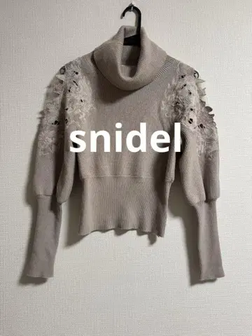SNIDEL 자수 숄더 니트 풀오버
