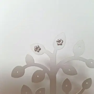 꽃 모양 스터드 귀걸이 실버색
