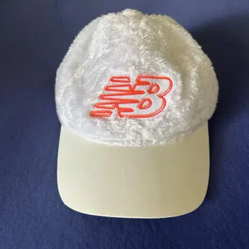 뉴발란스 퍼 캡 화이트