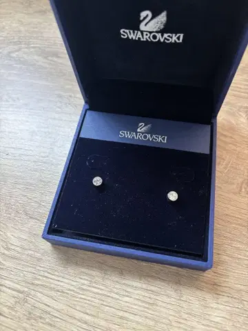 Swarovski 크리스탈 스터드 귀걸이