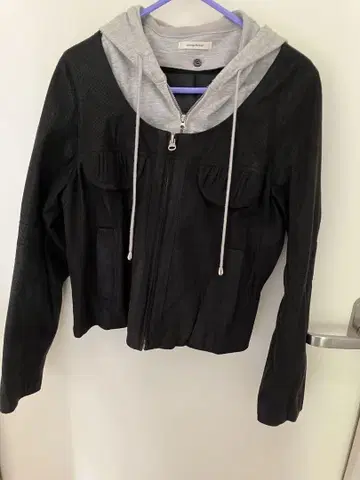 블랙 가죽 자켓 그레이 후드 부착