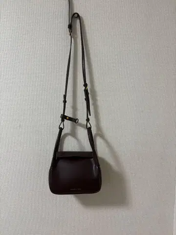 찰스앤키스 다크 브라운 가죽 숄더백