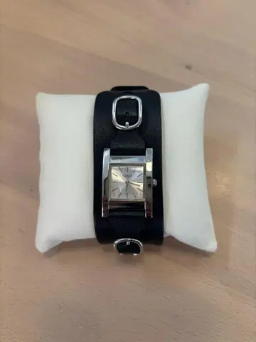 GUESS 블랙 가죽 아날로그 시계