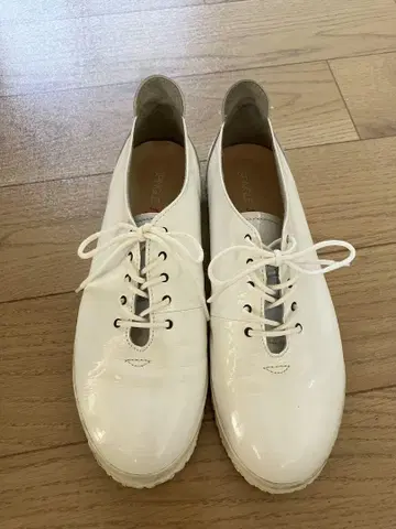 화이트 레이스업 슈즈