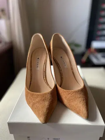 [ DAIANA ] 카멜 스웨이드 하이힐 펌프스 24.0cm