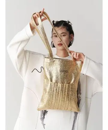 UN3D. 오리가미 포켓 라메 토트백 금 골드 24SS