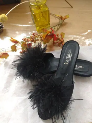 Le Talon 블랙 페더 장식 뮬