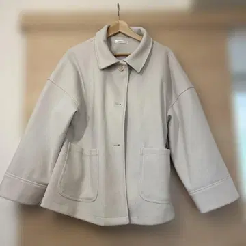 베이지 아우터 버튼 포함