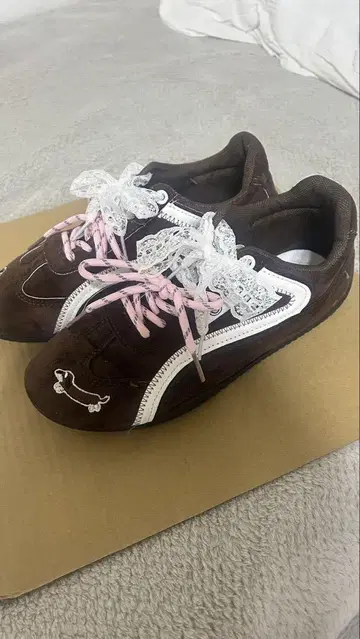 브라운 스웨이드 스니커즈