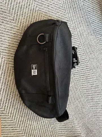 블랙 나일론 바디백 NEW ERA