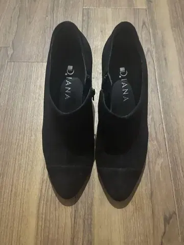 DIANA 블랙 스웨이드 부티