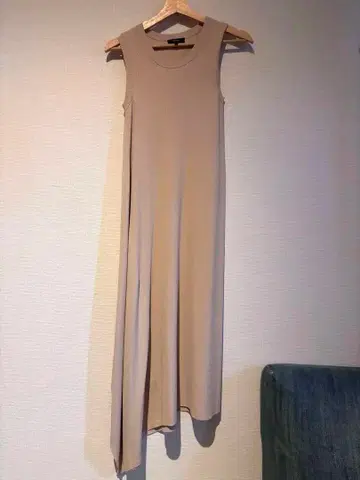 Theory 베이지 슬리브리스 니트 원피스