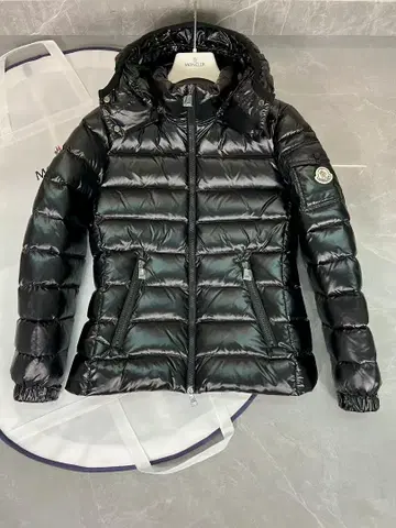 MONCLER 블랙 후드 부착 다운 자켓