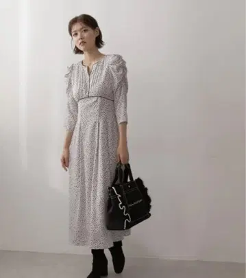 질 바이 질 스튜어트 트리밍 랜덤 도트 원피스