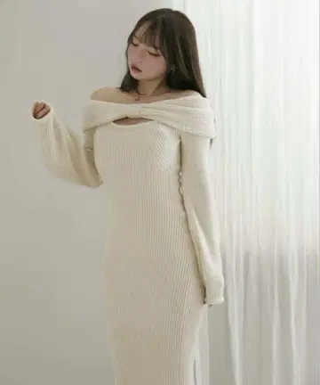 ANDMARY 아만다 오프숄더 니트 드레스 화이트 니트 원피스 새상품급