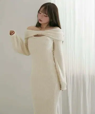 ANDMARY 아만다 오프숄더 니트 드레스 화이트 니트 원피스 새상품급