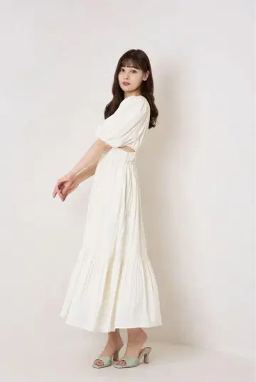 화이트 V넥 퍼프 슬리브 원피스