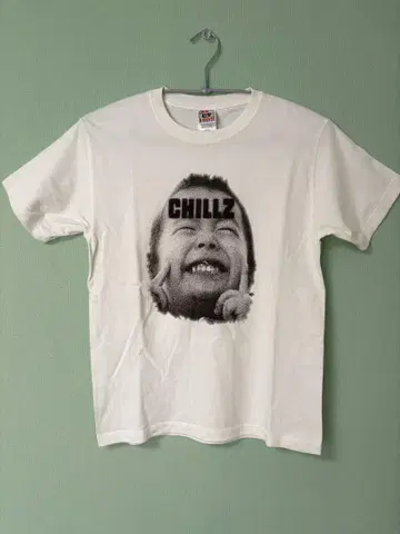 CHILLZ 프린트 화이트 T셔츠