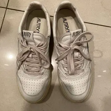 AUTRY 화이트 스니커즈 39
